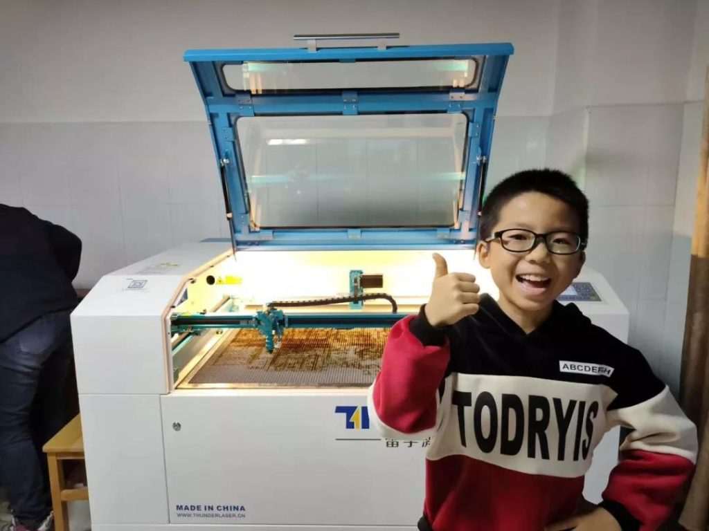 學習激光切割機的操作，小朋友表示，雷大宇非?？?！