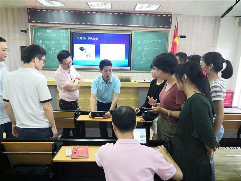 現(xiàn)場營造出熱火朝天的學習、創(chuàng)造氛圍。