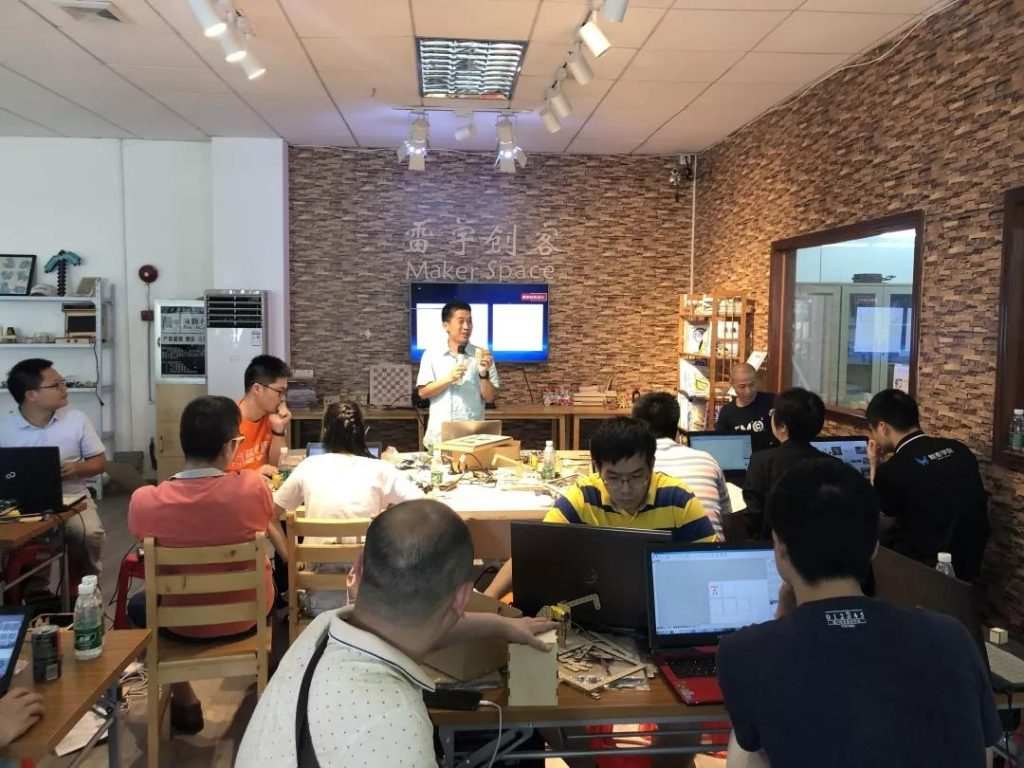 高偉光老師為大家簡單地介紹了激光切割機的操作和雷宇自主研發(fā)的LaserMaker激光切割軟件的使用方法