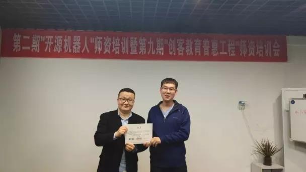 吳老師與畢業(yè)學(xué)員合照