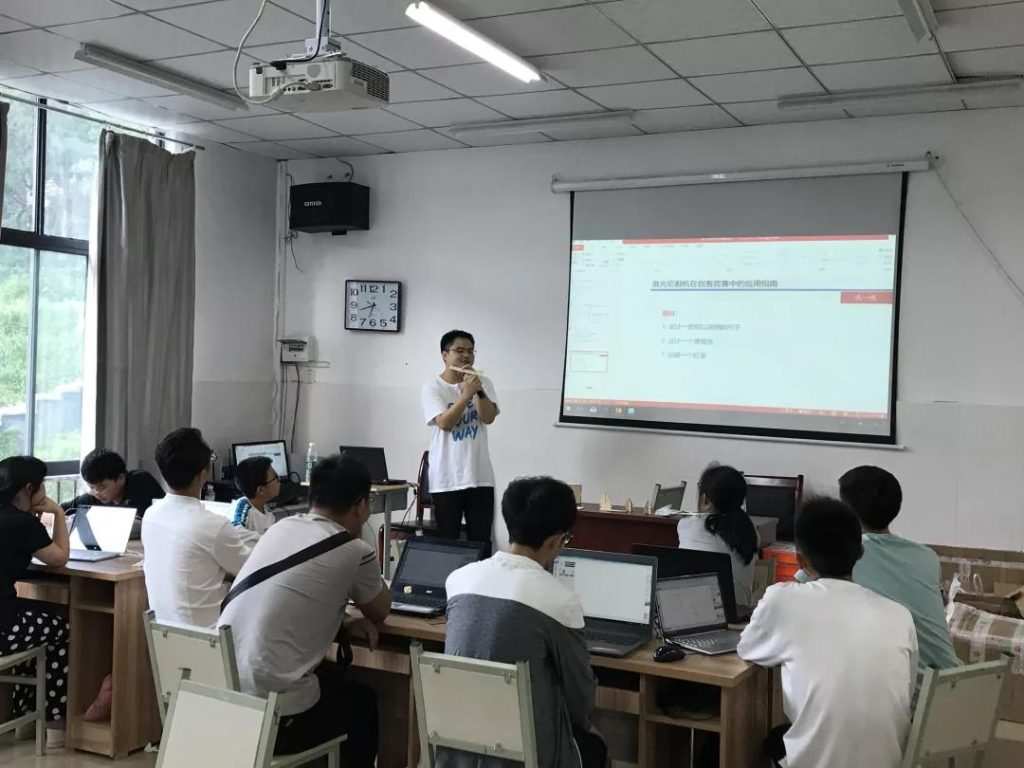 來(lái)自雷宇激光的張超鵬老師也對(duì)各支隊(duì)伍進(jìn)行了認(rèn)識(shí)激光切割技術(shù)、激光切割機(jī)建模指南、激光切割機(jī)在創(chuàng)客競(jìng)賽中的應(yīng)用指南以及模塊搭建等方面的培訓(xùn)。