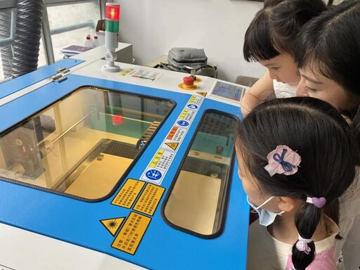 選手全神貫注觀看激光切割機(jī)制作過(guò)程