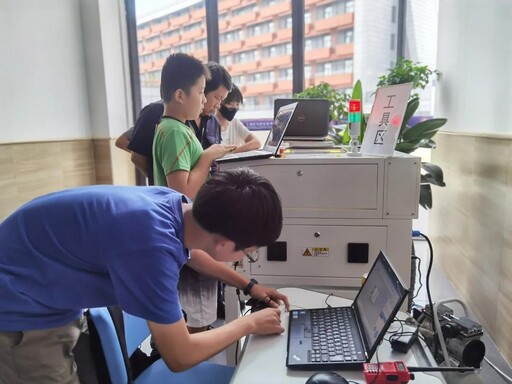 比賽選手認(rèn)真制作中