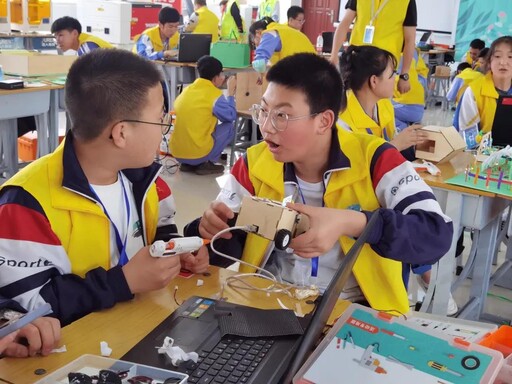 比賽現(xiàn)場的每個選手都爭分奪秒，埋頭造物。