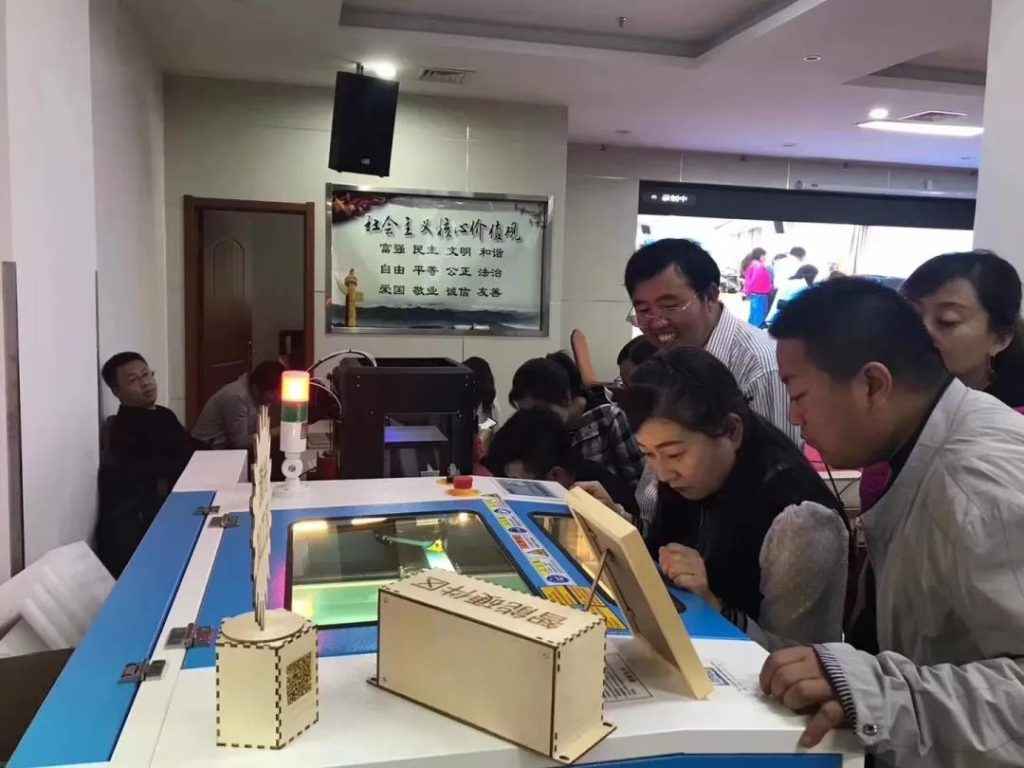 學(xué)員全神貫注激光切割機(jī)制作過(guò)程