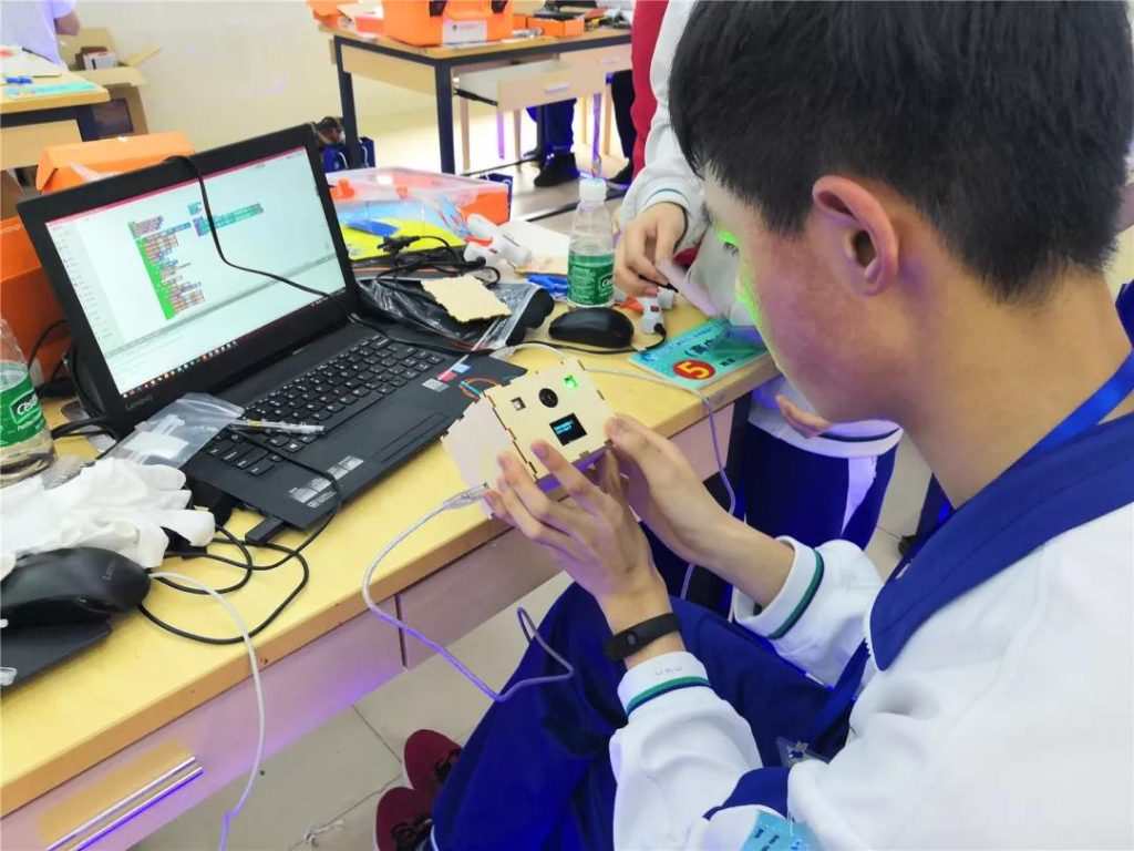 中學(xué)組選手全神貫注制作