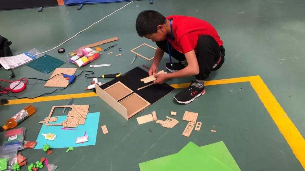 小選手們認(rèn)真制作自己的創(chuàng)客作品