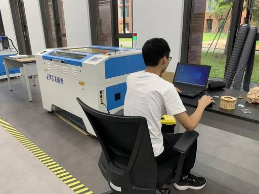 雷宇集團(tuán)提供的數(shù)字化加工工具無(wú)疑能為“想出來(lái)”的實(shí)物錦上提花，更是幫助學(xué)生“做出來(lái)”實(shí)物的利器。