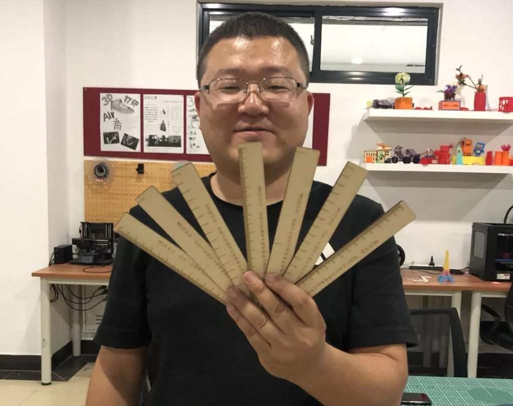 培訓(xùn)班的學(xué)員們展開(kāi)激光創(chuàng)客類、STEAM類綜合實(shí)踐課程教學(xué)和實(shí)踐。