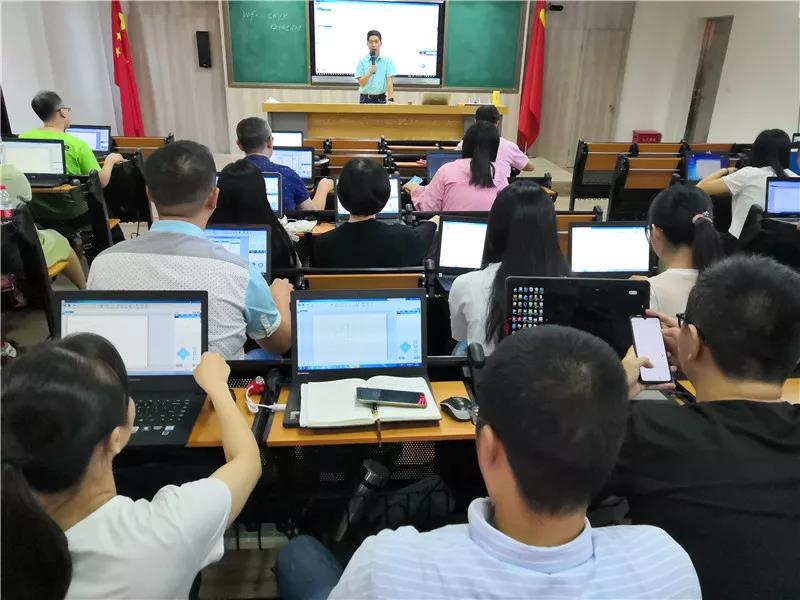 學員們認真學習軟件設計中。