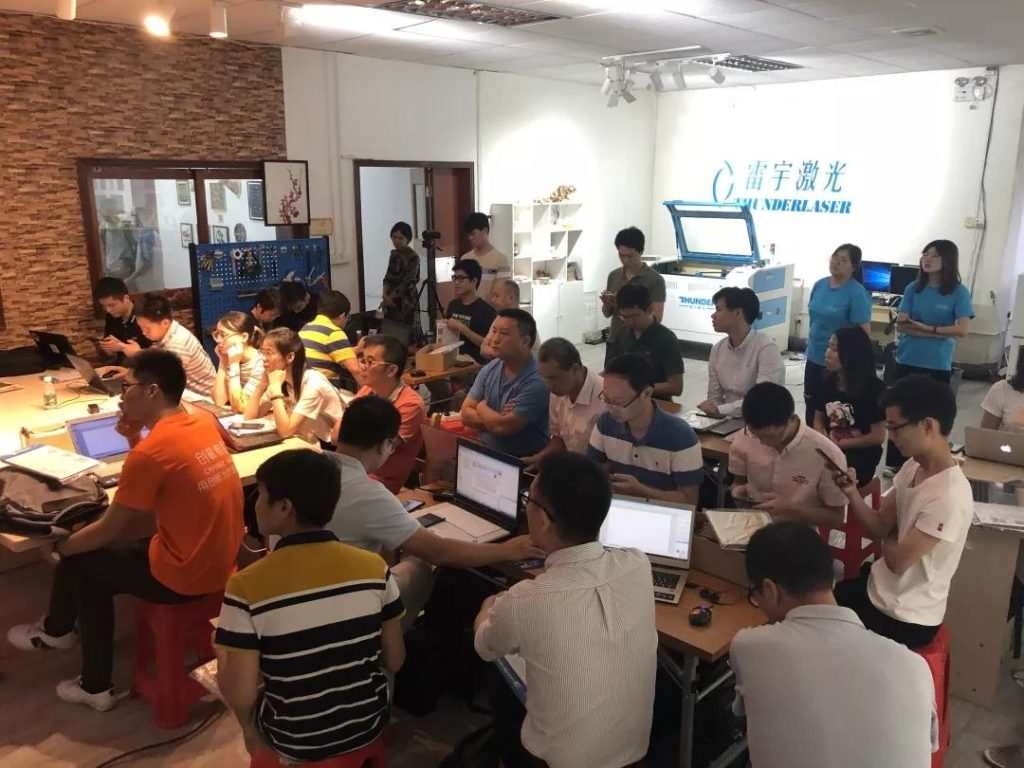 各位老師也是拿出筆記本電腦，迅速就坐，馬上進入聽課狀態(tài)。