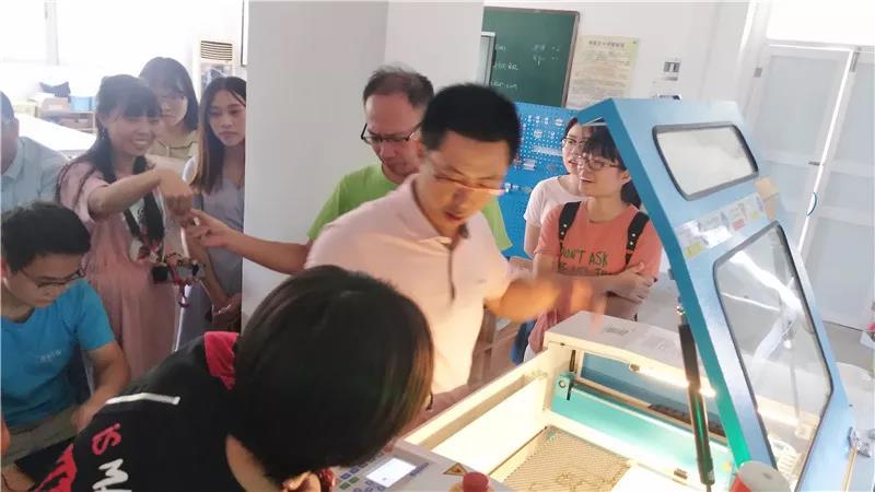 理論部分暫告一段落，進入了讓人期待的實操部分，高老師與雷宇創(chuàng)客演示激光切割機的操作。