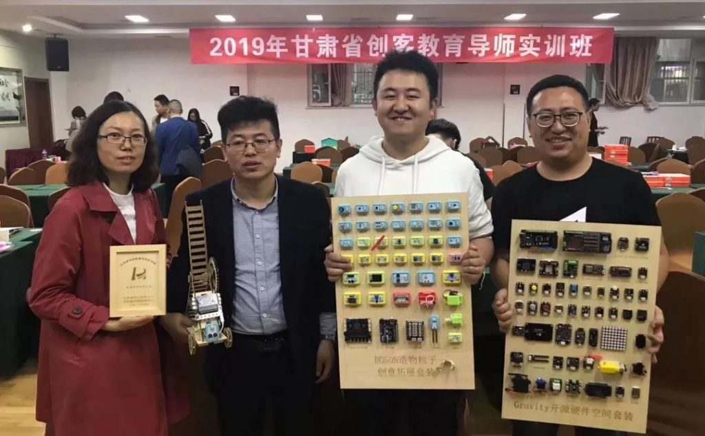 學(xué)員拿著自己的作品樂(lè)開花