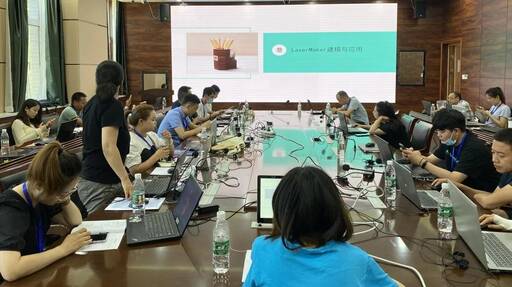 雷宇團隊在三維設(shè)計2班為學(xué)員老師開展邊學(xué)理論邊動手實操的激光造物專題課程。