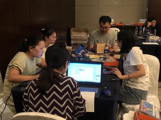 學(xué)員老師打開LaserMaker嘗試自己進行繪制