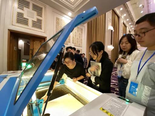 學(xué)員們興致勃勃地操作起激光切割機，自己剛剛建模的成果得以展