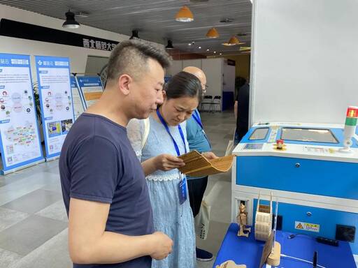 雷宇激光展示區(qū)同樣吸引了一大批對激光造物感興趣的學(xué)員老師