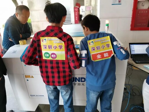 雷宇此行帶來的激光設計軟件LaserMaker和激光切割機為小創(chuàng)客們智慧設計、高效造物提供了極大的助力