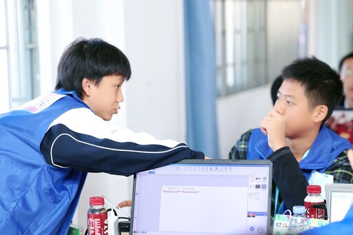 選手們間認(rèn)真交流