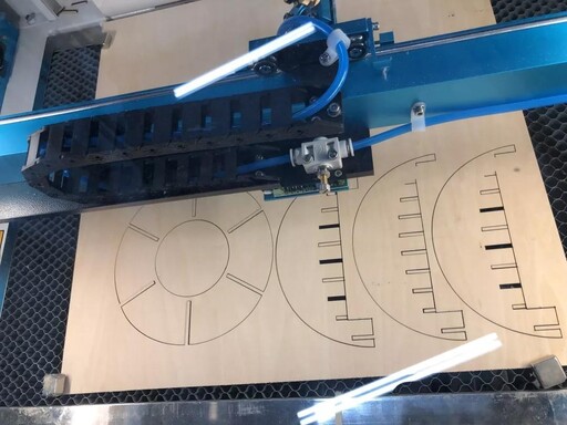 雷宇激光切割機(jī)工作中