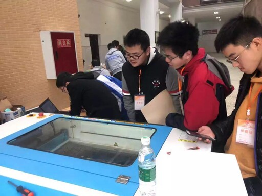 參賽學生要在規(guī)定時間內(nèi)使用組委會提供的器材，通過電腦編程、硬件搭建、造型設計等創(chuàng)作智能實物作品。