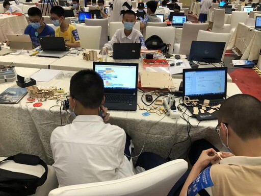 創(chuàng)客們認(rèn)真設(shè)計(jì)自己的作品