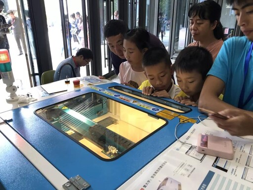 小朋友認(rèn)真觀看激光切割機(jī)工作