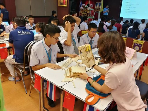 選手們紛紛圍繞主題苦思冥想，與三兩個小伙伴一起探討爭論，確定了方向后便開始按照分工動手制作自己的作品。