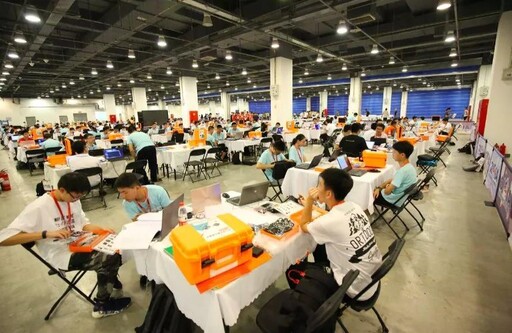 本次比賽采用的是現(xiàn)場制作的方式，分為初中組和高中組。