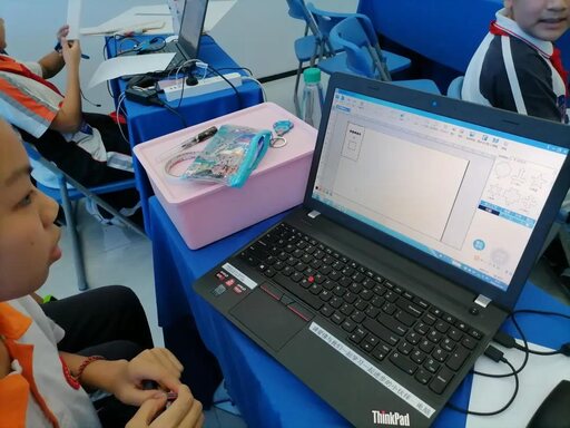 比賽現(xiàn)場，創(chuàng)客們認真構圖