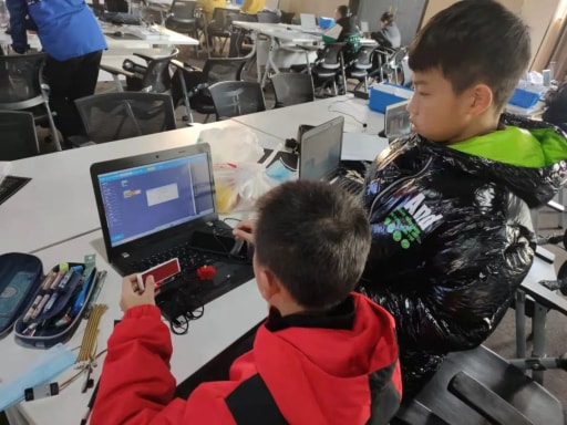 小創(chuàng)客互相協(xié)助