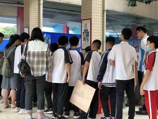 排隊使用激光切割機切割出剛剛在LaserMaker建模軟件里設(shè)計出的結(jié)構(gòu)件