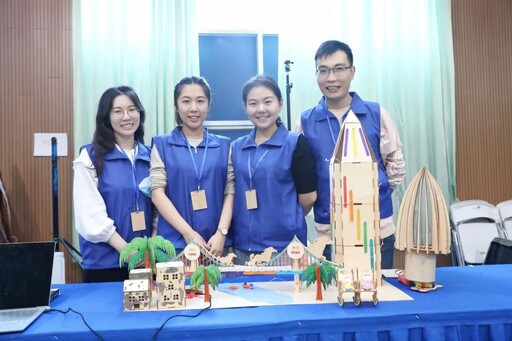 他們依舊神采奕奕的笑顏，想必對自己的作品充滿信心~