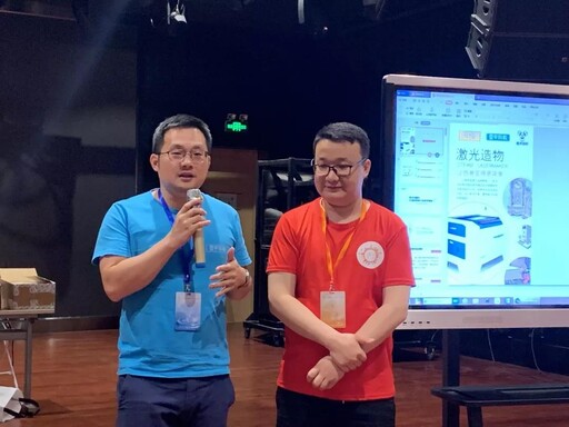 為現(xiàn)場老師們介紹激光切割普惠課程