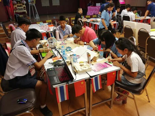 看著選手們成竹在胸、埋頭苦干的狀態(tài)，相信他們一定能在規(guī)定時間內(nèi)交出令自己、評委都滿意的成品。