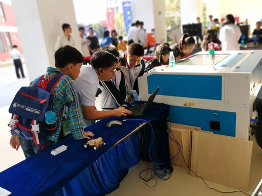 還有家長帶著小朋友一同過來學(xué)習(xí)，畢竟激光創(chuàng)客教育要從娃娃抓起