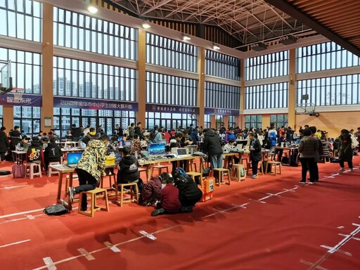 比賽現(xiàn)場(chǎng)熱火朝天