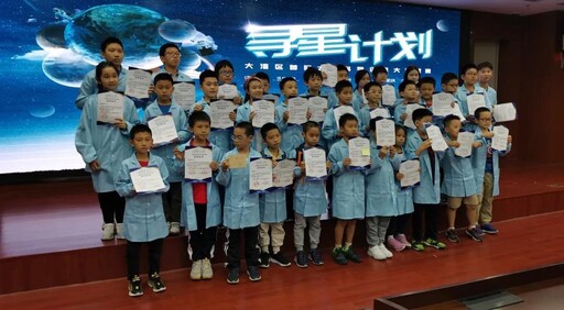 恭喜小朋友們順利結(jié)業(yè)！