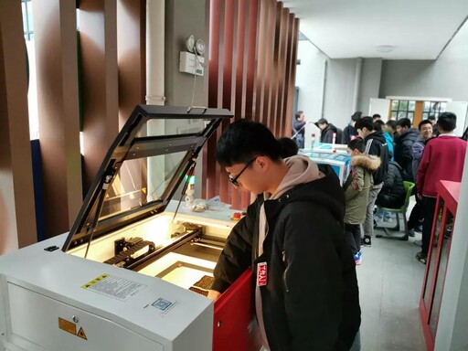 高效精準(zhǔn)造物的激光切割機(jī)，能幫助選手更容易更快的完成自己的作品