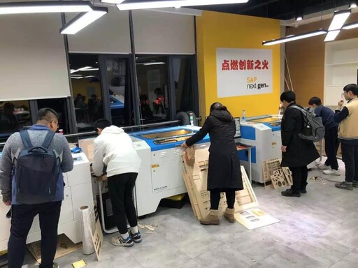 設(shè)計師們從確定主題開始便都投入十二分精力構(gòu)思、設(shè)計、制作自己的作品