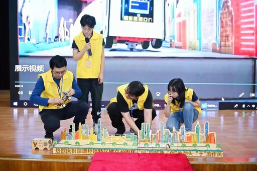 創(chuàng)客教師講解自己的作品