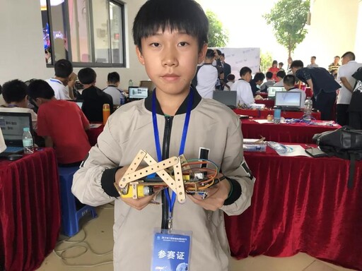 小創(chuàng)客們信心滿滿的展示自己的作品