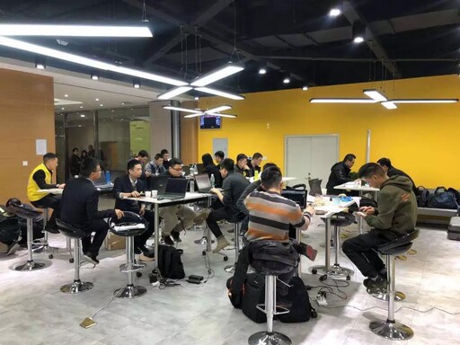 參賽隊員開始展示作品并進(jìn)行答辯