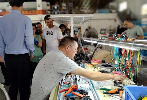 “星火計(jì)劃”暨第16期創(chuàng)客教育普惠工程師資培訓(xùn)走進(jìn)東莞雷宇激光