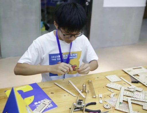 創(chuàng)客認(rèn)真制作中