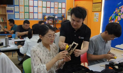 學(xué)員在老師的指導(dǎo)下學(xué)習(xí)并制作