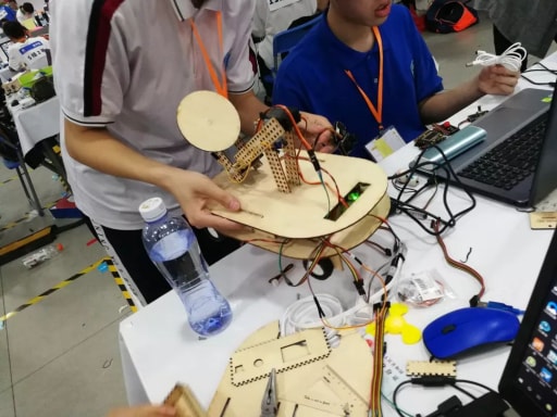 團(tuán)結(jié)協(xié)作，分秒必爭(zhēng)