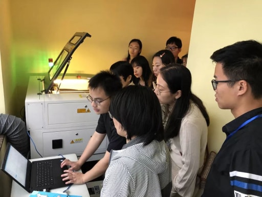 學員們認真地學習理論知識，并上手實操