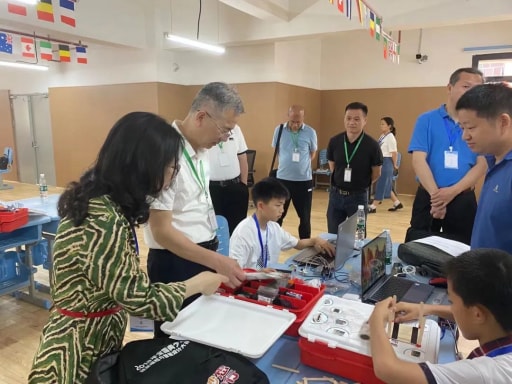 領(lǐng)導(dǎo)認真觀看選手們編程設(shè)計完成各式各樣的比賽任務(wù)