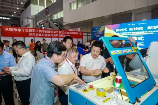 中國工程院院士｜范滇元參觀比賽專用機(jī)